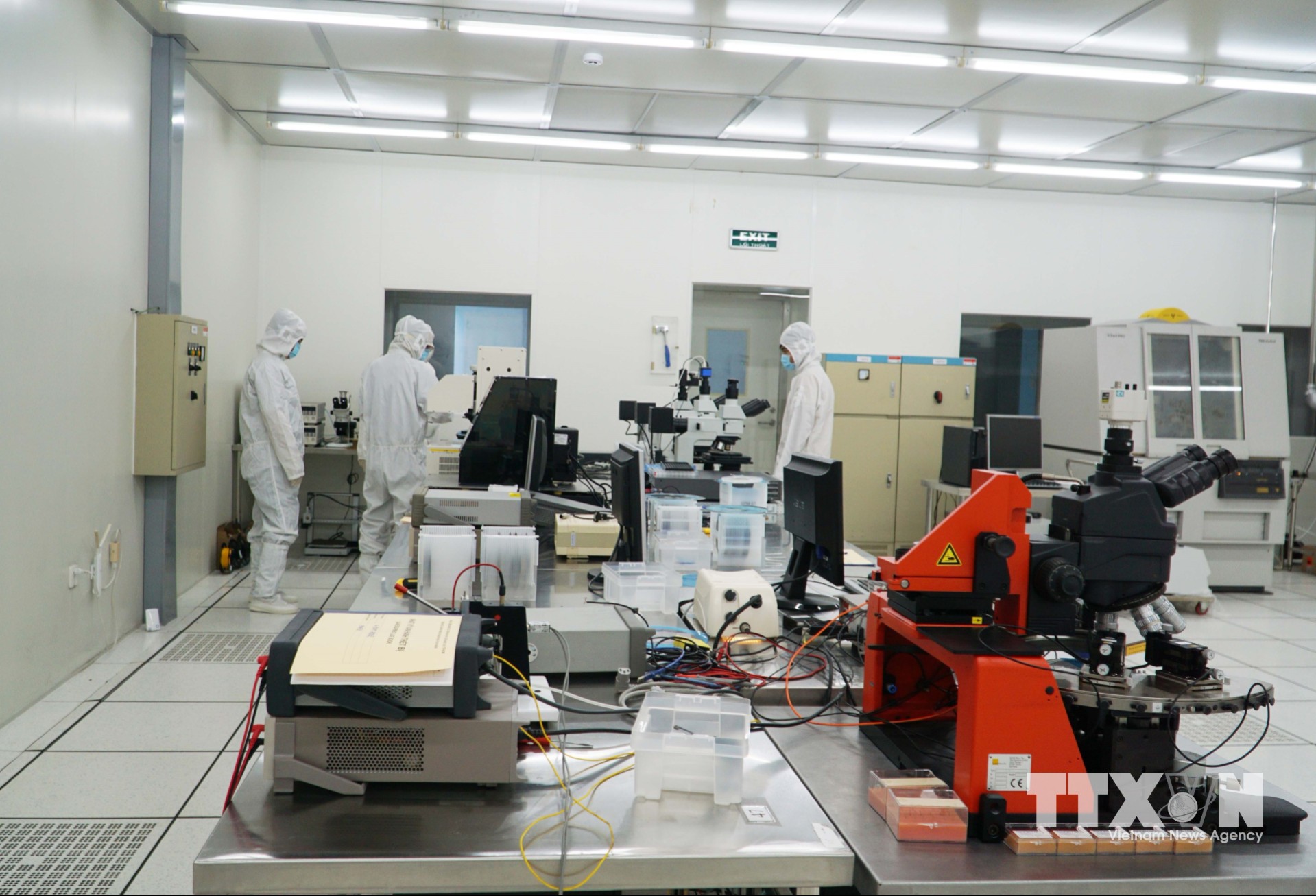 Phòng thí nghiệm công nghệ bán dẫn thuộc Trung tâm Nghiên cứu triển khai ((SHTP-Labs)) tại Khu Công nghệ cao Thành phố Hồ Chí Minh được đầu tư hiện đại. (Ảnh: Thu Hoài/TTXVN)